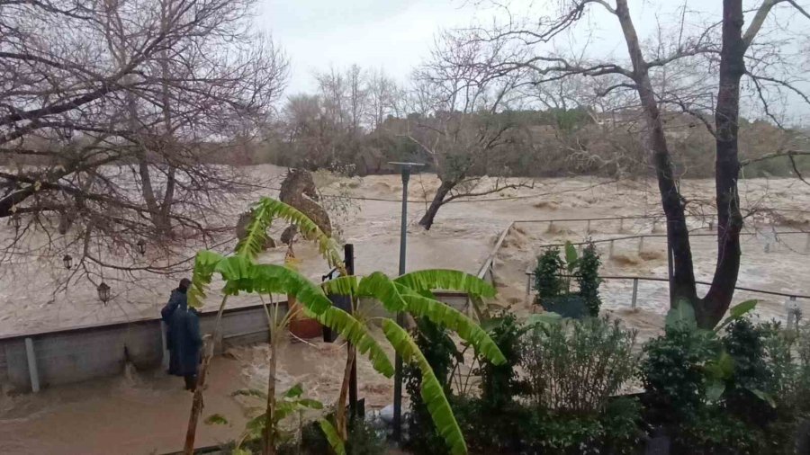 Sağanak, Dolu Ve Fırtına Manavgat’ta Hayatı Adeta Felç Etti