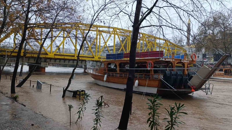 Sağanak, Dolu Ve Fırtına Manavgat’ta Hayatı Adeta Felç Etti