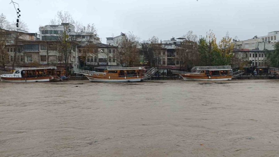 Sağanak, Dolu Ve Fırtına Manavgat’ta Hayatı Adeta Felç Etti