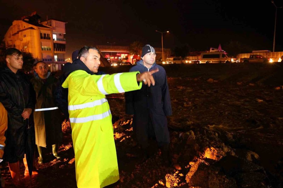 Manavgat’ta Yoğun Yağış Etkili Oldu, Yollar Göle Döndü