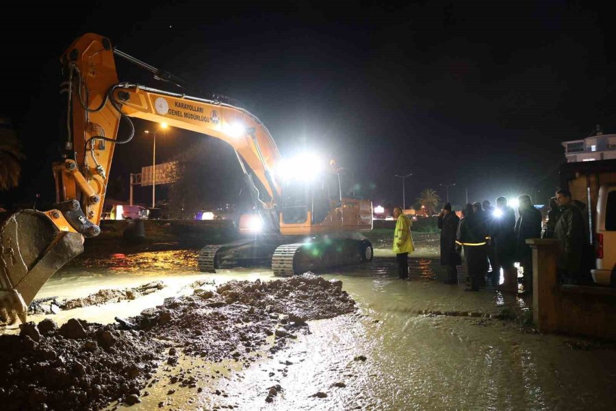 Manavgat’ta Yoğun Yağış Etkili Oldu, Yollar Göle Döndü