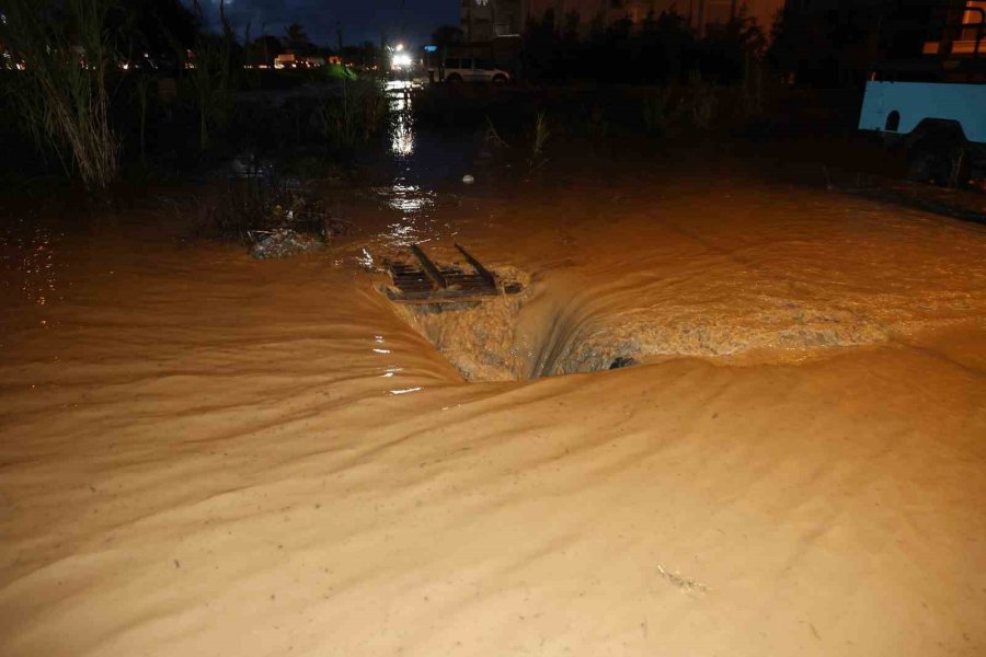 Manavgat’ta Yoğun Yağış Etkili Oldu, Yollar Göle Döndü