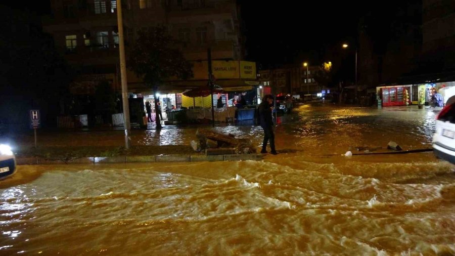 Manavgat’ta Yoğun Yağış Etkili Oldu, Yollar Göle Döndü