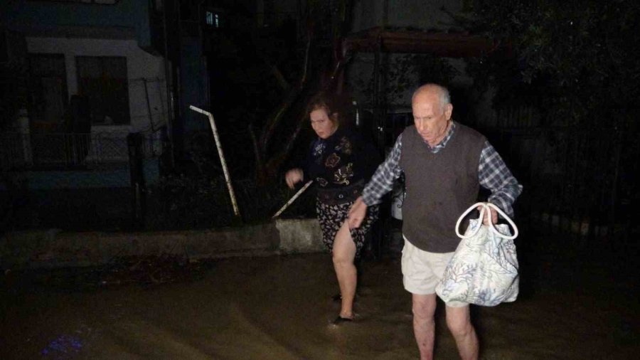 Manavgat’ta Yoğun Yağış Etkili Oldu, Yollar Göle Döndü