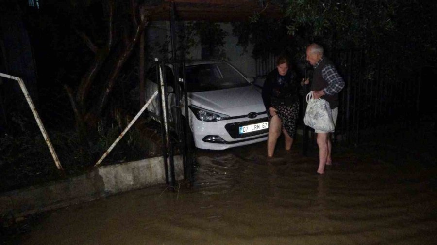 Manavgat’ta Yoğun Yağış Etkili Oldu, Yollar Göle Döndü