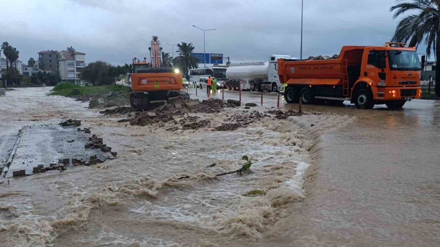 Manavgat’ta Yoğun Yağış Etkili Oldu, Yollar Göle Döndü