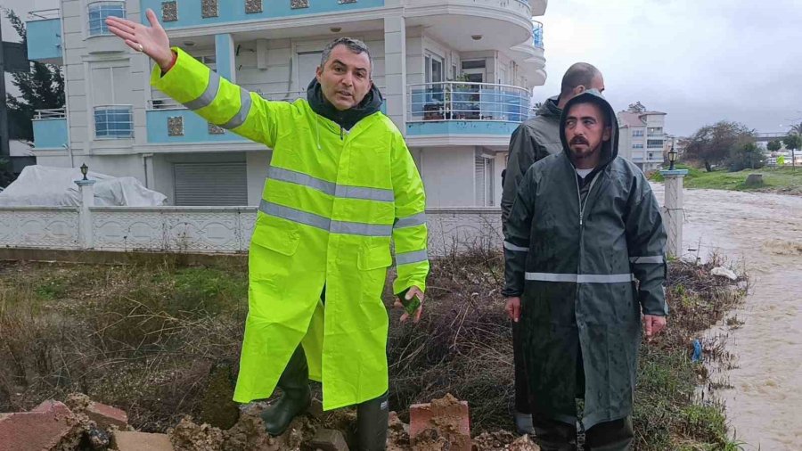 Manavgat’ta Yoğun Yağış Etkili Oldu, Yollar Göle Döndü