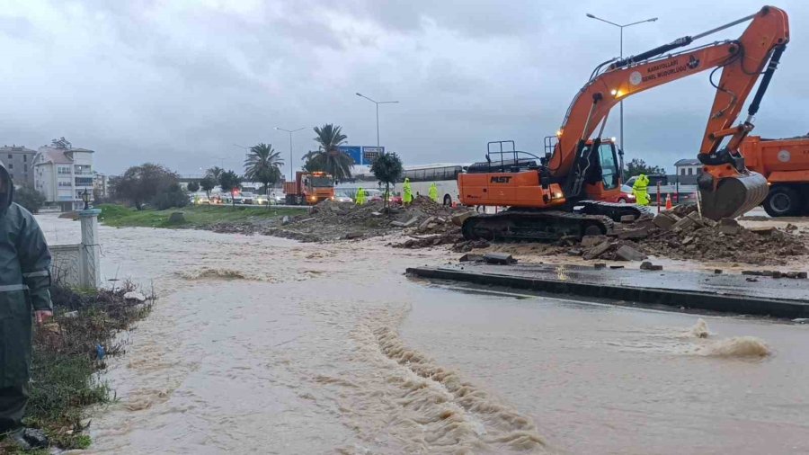 Manavgat’ta Yoğun Yağış Etkili Oldu, Yollar Göle Döndü