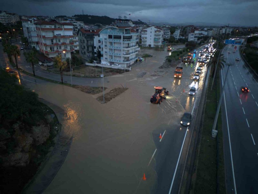 Manavgat’ta Yoğun Yağış Etkili Oldu, Yollar Göle Döndü