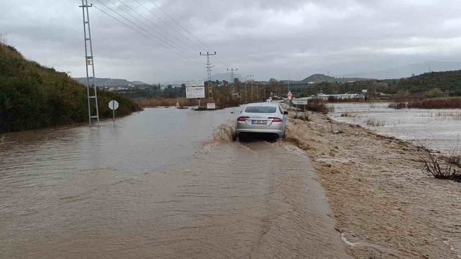 Manavgat’ta Dağlardan Gelen Sel Suları Ulaşımı Olumsuz Etkiliyor