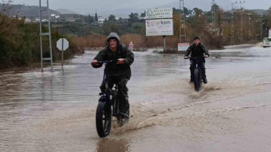 Manavgat’ta Dağlardan Gelen Sel Suları Ulaşımı Olumsuz Etkiliyor