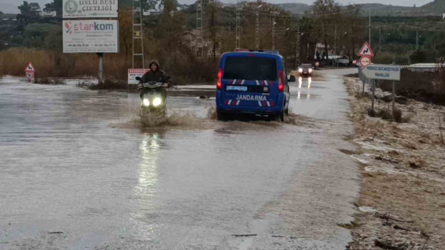 Manavgat’ta Dağlardan Gelen Sel Suları Ulaşımı Olumsuz Etkiliyor