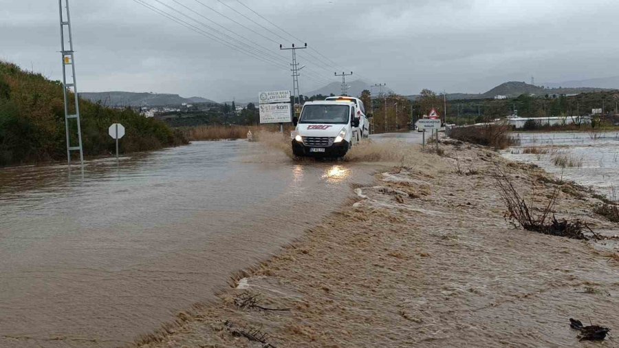 Manavgat’ta Dağlardan Gelen Sel Suları Ulaşımı Olumsuz Etkiliyor