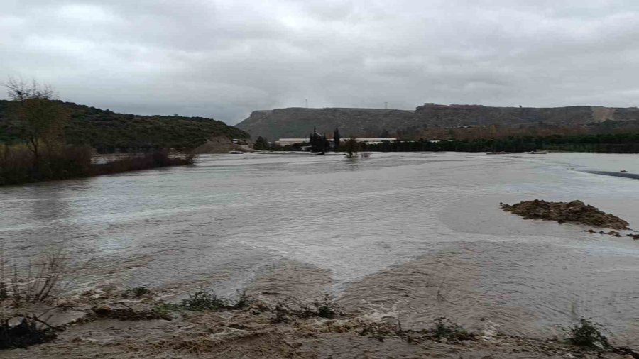 Manavgat’ta Dağlardan Gelen Sel Suları Ulaşımı Olumsuz Etkiliyor