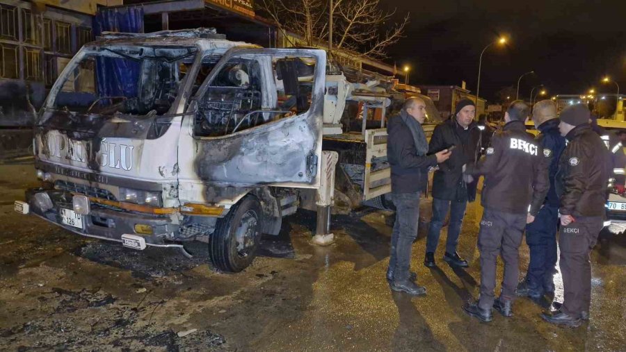 Kundaklanan Kurtarıcı Kamyonet Demir Yığınına Döndü