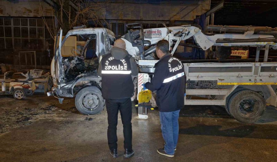 Kundaklanan Kurtarıcı Kamyonet Demir Yığınına Döndü