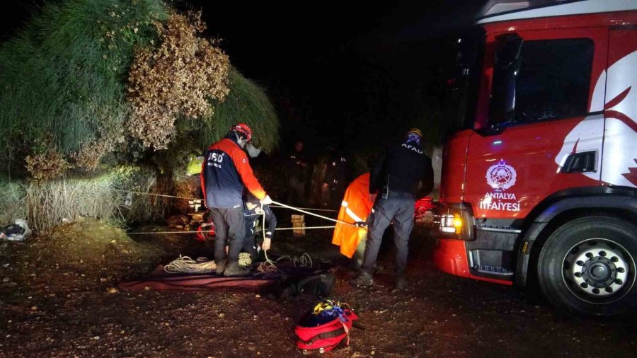 Falezlerden Denize Düşen Araç İçin Ekipler Arama Çalışması Yaptı