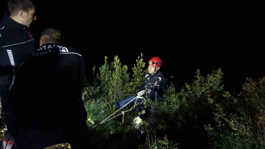 Falezlerden Denize Düşen Araç İçin Ekipler Arama Çalışması Yaptı