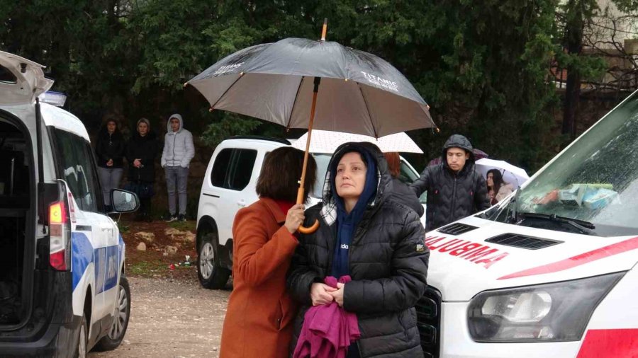 Falezden Düşen Şahıs İle Aracı Denizden Ve Karadan 6 Ekiple Aranıyor