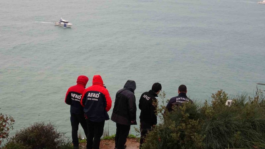 Falezden Düşen Şahıs İle Aracı Denizden Ve Karadan 6 Ekiple Aranıyor