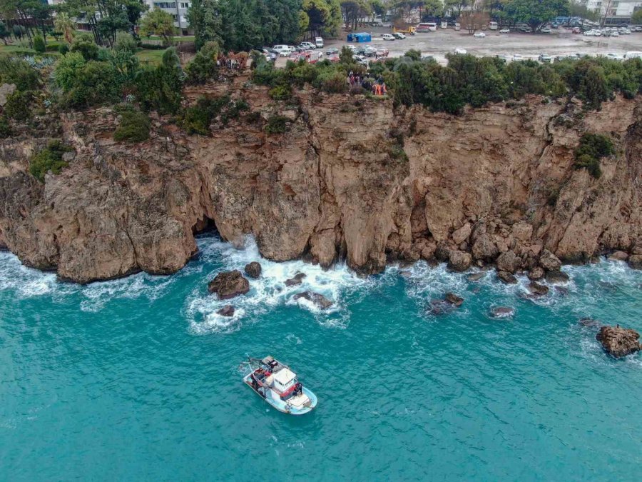 Falezden Düşen Otomobili Bulmak İçin Her Yol Deneniyor