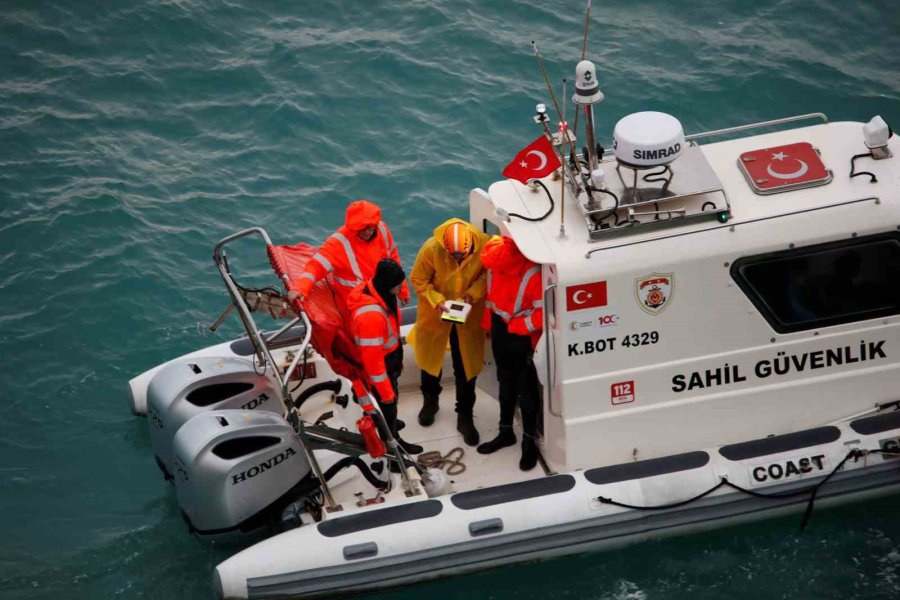 Falezden Düşen Otomobili Bulmak İçin Her Yol Deneniyor