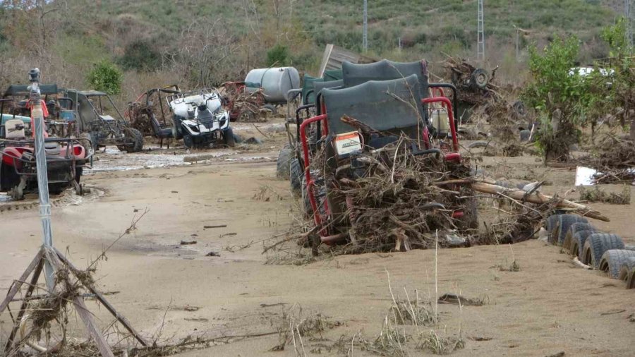 Sel Safari İstasyonunu Vurdu, Onlarca Atv Kayıp