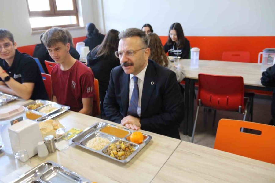 Vali Aksoy, Öğrencilerle Ve Öğretmenlerle Bir Araya Geldi