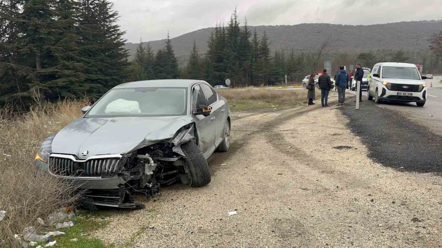 Kavşakta Meydana Gelen Kazada 1 Kişi Yaralandı, İki Araç Kullanılmaz Hale Geldi