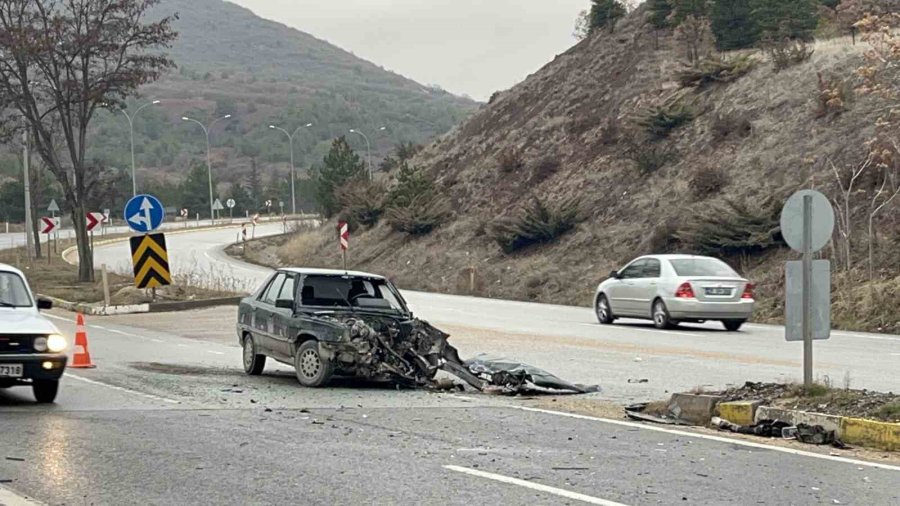 Kavşakta Meydana Gelen Kazada 1 Kişi Yaralandı, İki Araç Kullanılmaz Hale Geldi