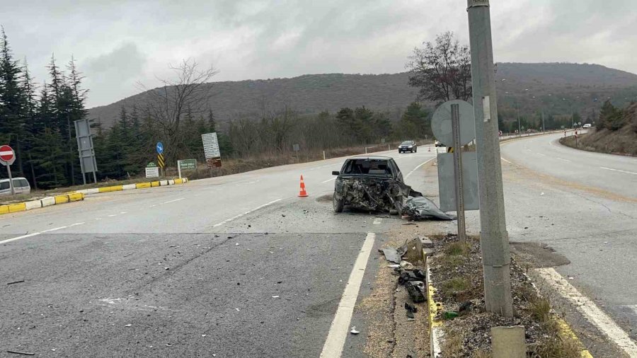 Kavşakta Meydana Gelen Kazada 1 Kişi Yaralandı, İki Araç Kullanılmaz Hale Geldi