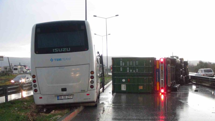 Mersin’de Yağış Nedeniyle Kontrolden Çıkan Tır Bariyere Çarpıp Devrildi