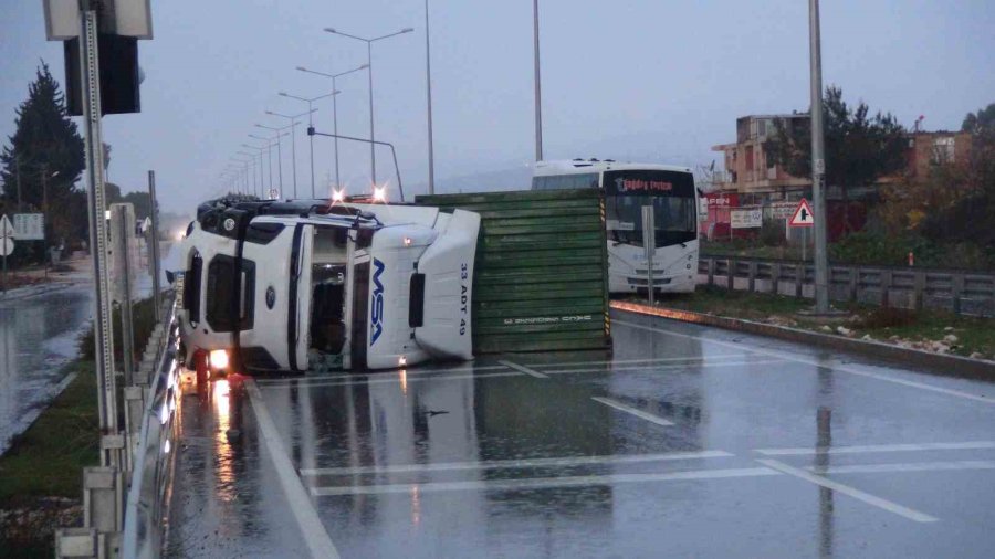 Mersin’de Yağış Nedeniyle Kontrolden Çıkan Tır Bariyere Çarpıp Devrildi