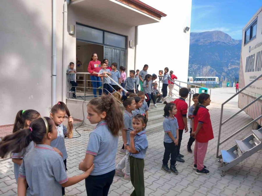 Mobil Kuaför Bir Yılda 7 Bin 958 Vatandaşa Hizmet Verdi