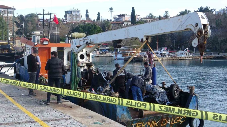 Araçtan Çıkan Ve Kayıp Gence Ait Olduğu Değerlendirilen Kıyafet Delil Torbasına Konuldu