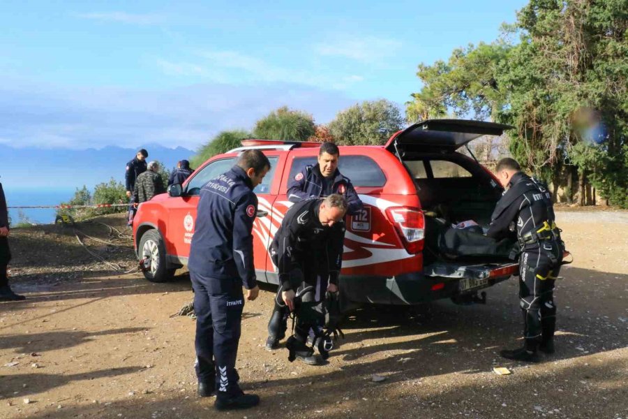 Falezlerden Denize Uçan Araca Ulaşıldı, Kayıp Sürücü Aranıyor