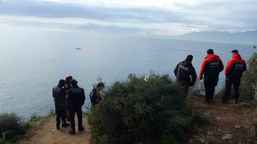 Falezlerden Denize Uçan Araca Ulaşıldı, Kayıp Sürücü Aranıyor