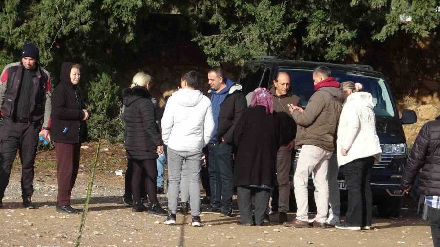 Falezlerden Denize Uçan Araca Ulaşıldı, Kayıp Sürücü Aranıyor