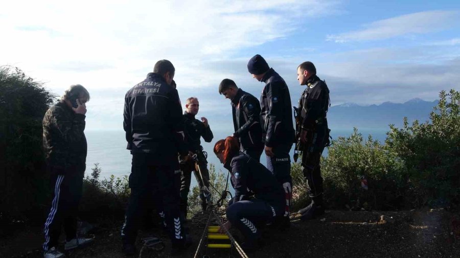 Falezlerden Denize Uçan Araca Ulaşıldı, Kayıp Sürücü Aranıyor