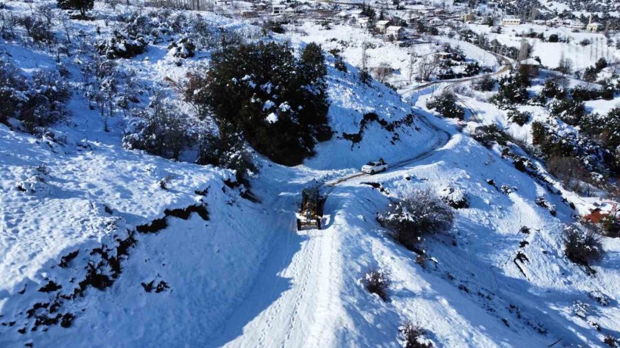 Antalya’da Karla Mücadele Çalışmaları: Ekipler Aralıksız Çalışıyor