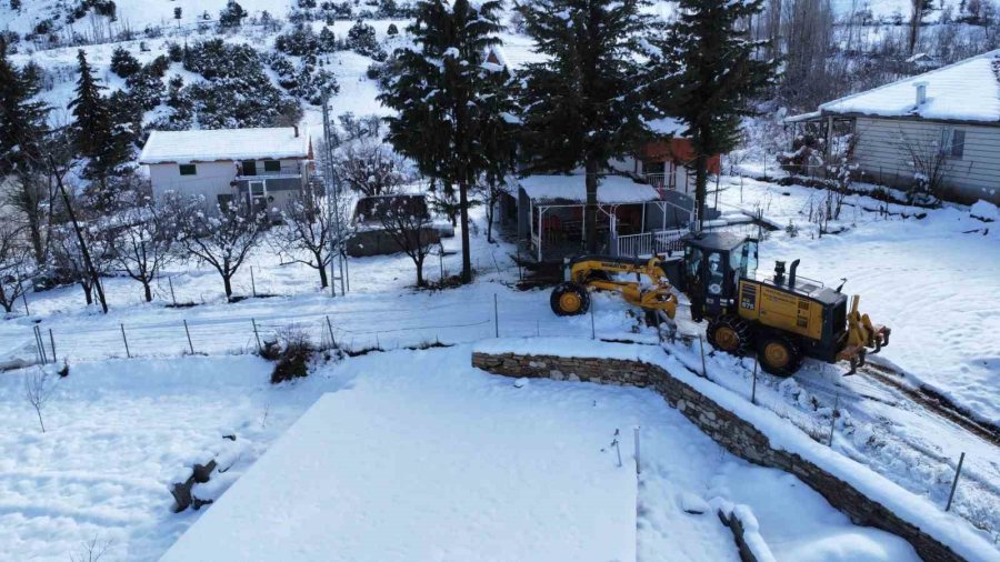 Antalya’da Karla Mücadele Çalışmaları: Ekipler Aralıksız Çalışıyor