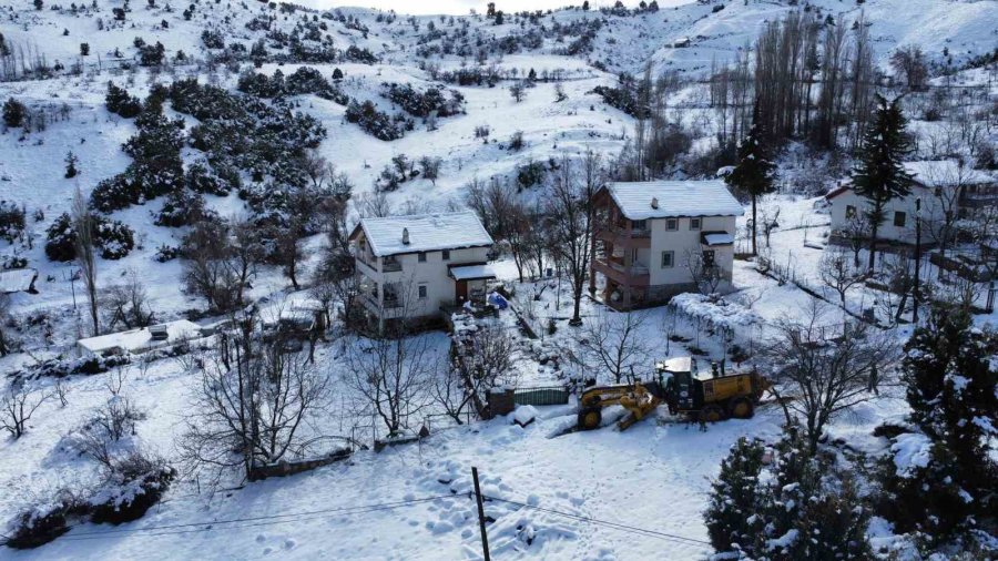 Antalya’da Karla Mücadele Çalışmaları: Ekipler Aralıksız Çalışıyor