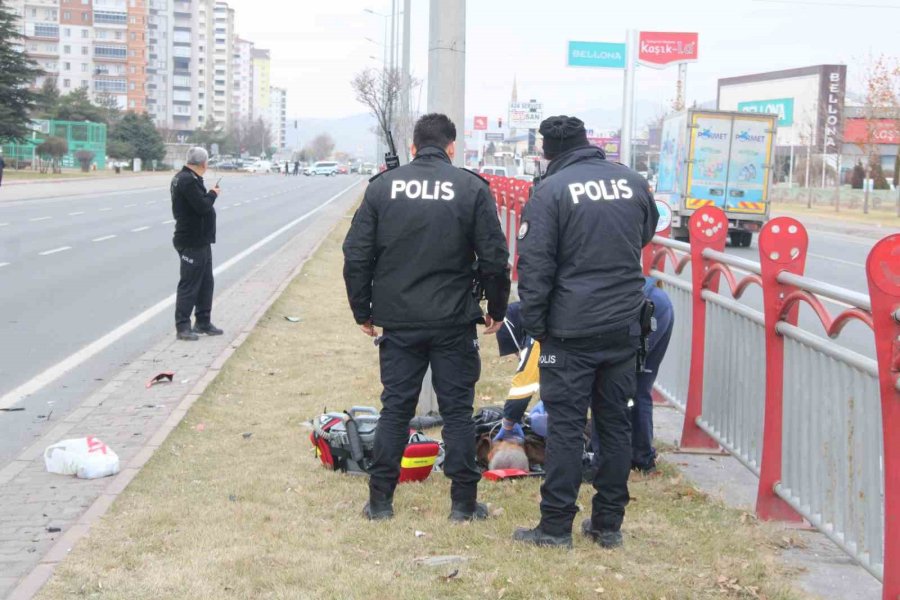 Motosikletin Çarptığı Yayayı Hayata Döndürmek İçin Seferber Oldular