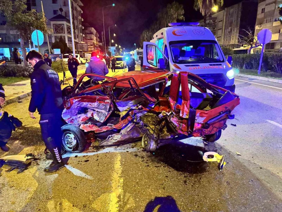 Antalya’da Feci Kaza: Hurdaya Dönen Araçtan Fırlayan Sürücü Hayatını Kaybetti