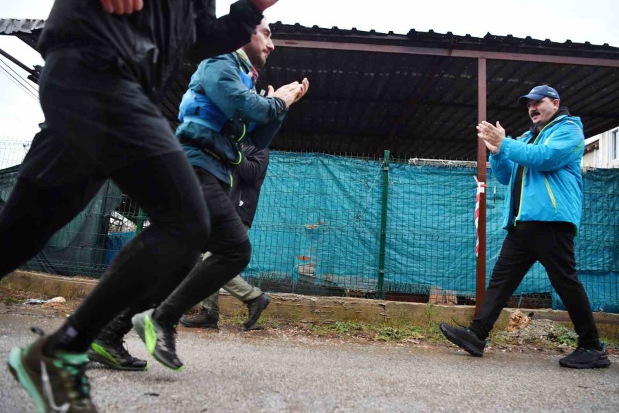 Konyaaltı’nı Maviden Beyaza Koşarak Keşfettiler