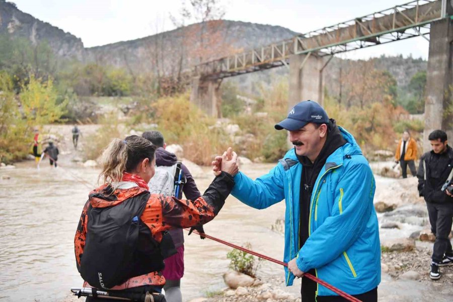 Konyaaltı’nı Maviden Beyaza Koşarak Keşfettiler