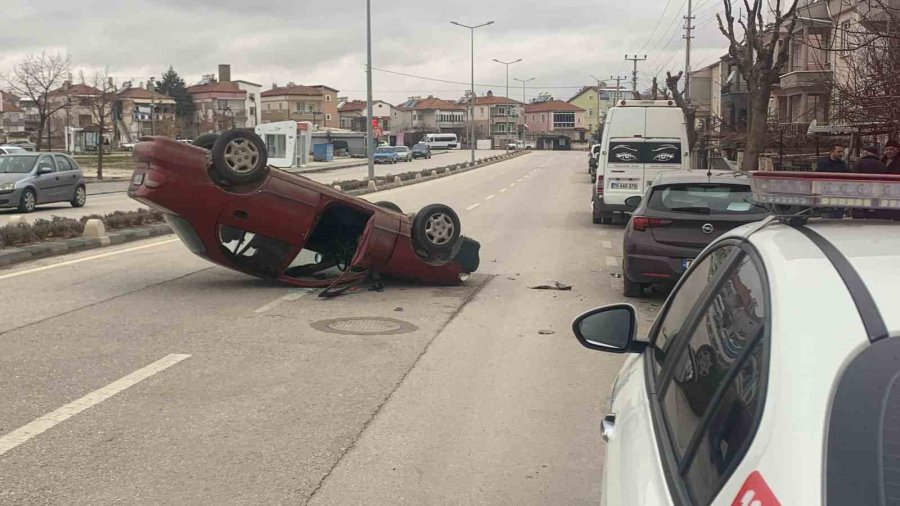 Karaman’da Takla Atan Otomobilin Sürücüsü Yaralandı