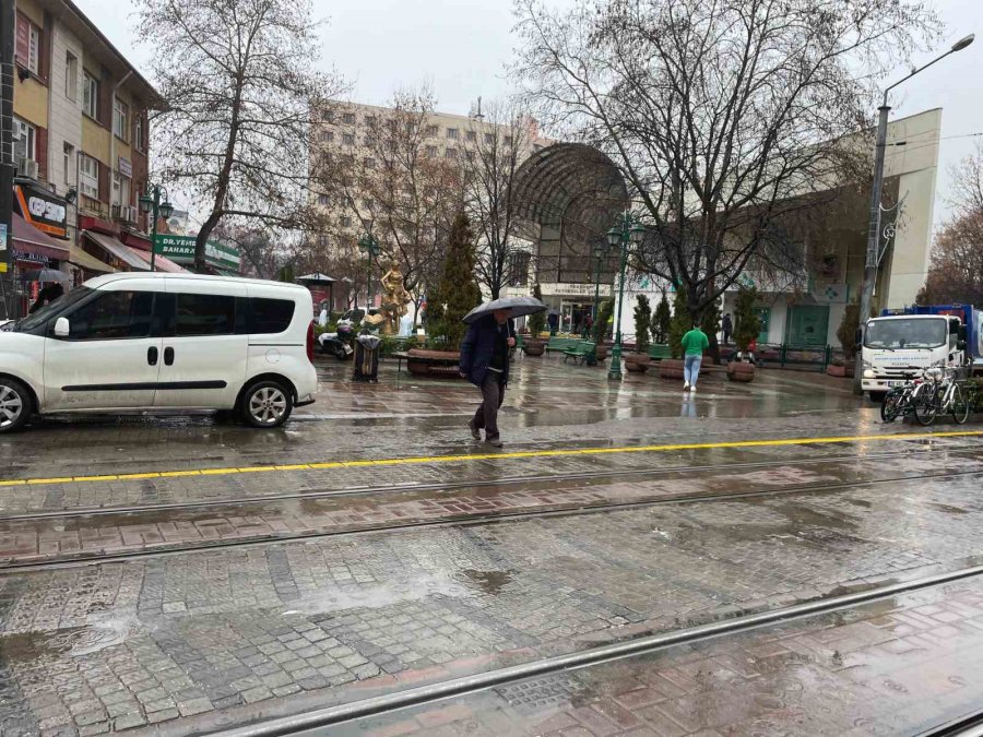 Eskişehir’de Yağmur Kent Merkezinde Yoğunluğu Azalttı