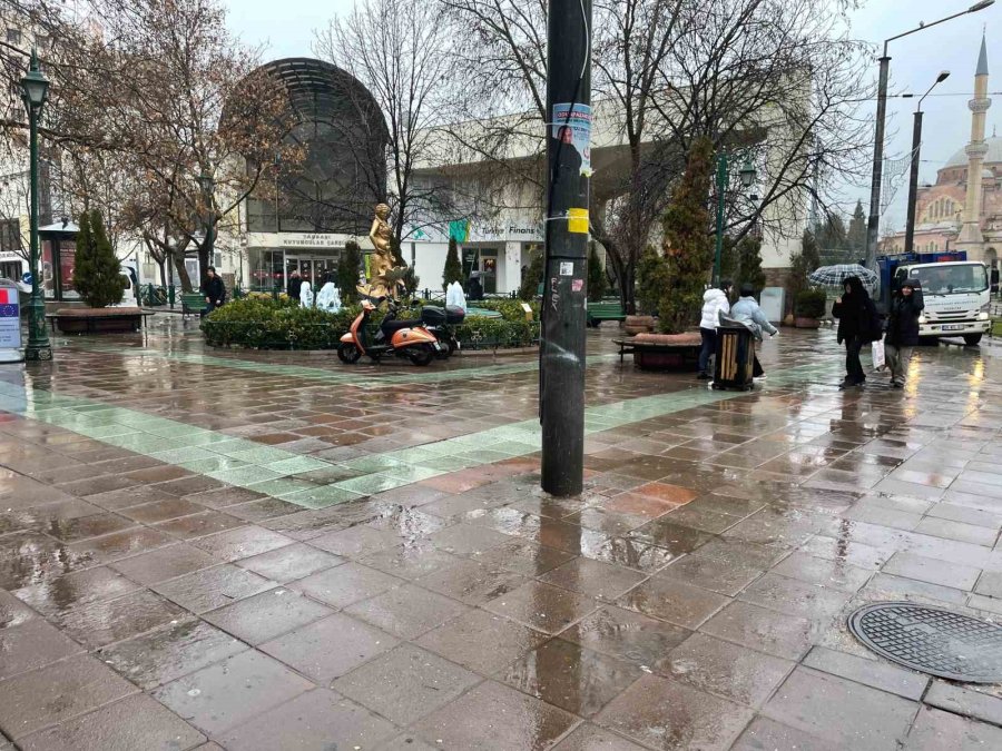 Eskişehir’de Yağmur Kent Merkezinde Yoğunluğu Azalttı