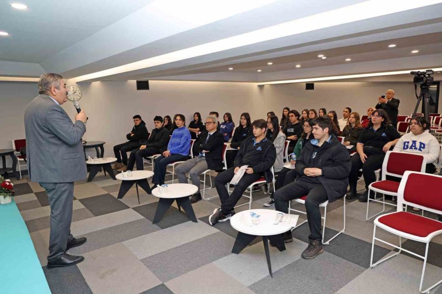 Talas’ın Yazar Okulu Seminerleri Bir Ayı Doldurdu